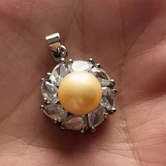 18kt Plated Pearl Pendant - Picture 2 of 7